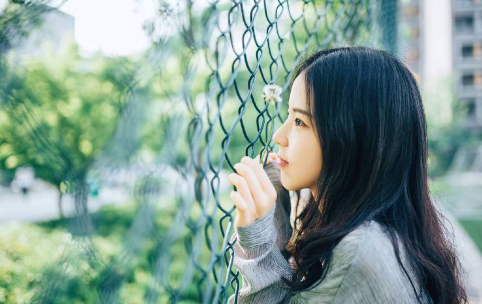 一个真正的朋友会握着你的手，触动你的心。